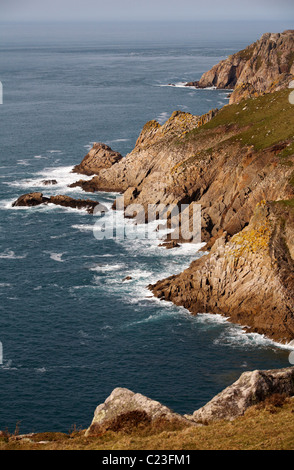 Il robusto costa ovest di Lundy e Oceano Atlantico su Lundy Island, Devon, Inghilterra Regno Unito nel mese di marzo Foto Stock