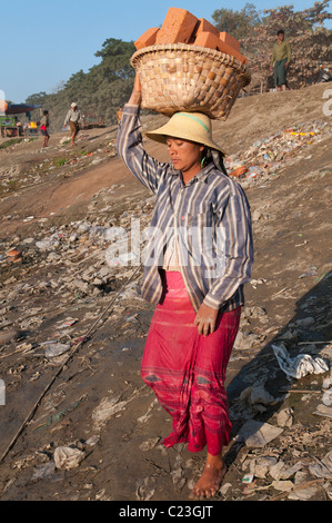 Attività quotidiana presso il porto naturale sul fiume Irrawaddy. mandalay. Myanmar Foto Stock