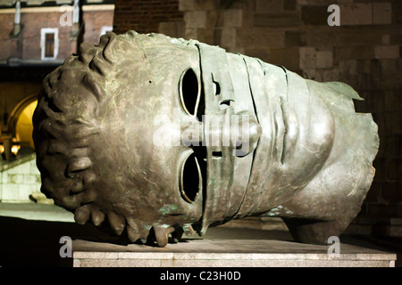 Eros Bendato (Eros bound) durante la notte un bronzo di Igor Mitoraj creata nel 1999, la piazza principale del mercato, Cracovia, in Polonia Foto Stock