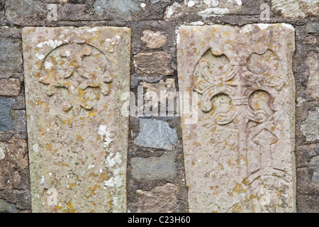 Xiii secolo bara coperchi con coperchi foliate impostato nella parete di Movilla abbazia vicino Newtownards nella contea di Down, Irlanda del Nord Foto Stock