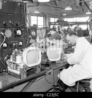 Inghilterra, 1950s. Una fotografia da J Allan contanti di un esperto tecnico maschio lavora sulla fabbricazione di un inizio di televisore. Foto Stock