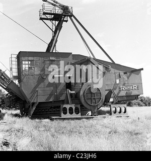 Inghilterra, 1950s. Una fotografia da J Allan contanti della pinza di una macchina movimento terra. Foto Stock