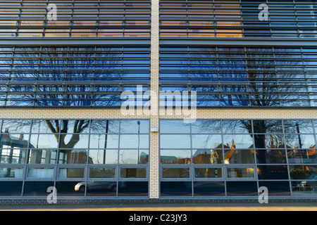 Facciata in vetro ufficio moderno edificio con riflessioni dell'area suonando in windows, Nottinghamshire, England, Regno Unito Foto Stock