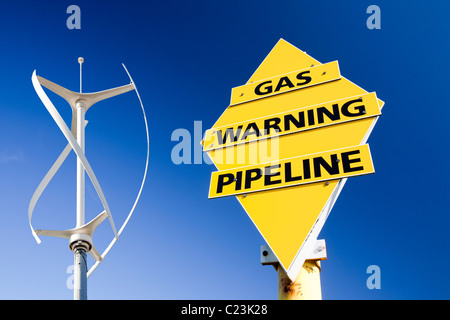 Un segnale di avvertimento per il gasdotto che porta il gas naturale dalla baia di Morecambe campo di gas e di una turbina eolica Foto Stock