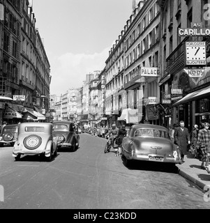 Parigi, Francia, foto dagli anni cinquanta, guardando verso il basso la Rue du Faubourg, Montmartre, mostrando i parigini e autovetture del SER. Foto Stock