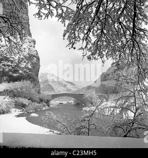 1950s. La Francia. Giorno tempo scena invernale con un ponte nella distanza di attraversare il fiume Verdon, Castellance, Provenza. Foto Stock