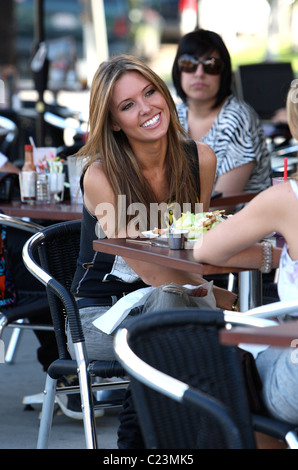 Audrina Patridge filmare scene per la nuova stagione del 'Colline" al di fuori dei Fratelli del ristorante sulla Melrose Avenue Los Angeles, Foto Stock