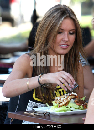 Audrina Patridge filmare scene per la nuova stagione del 'Colline" al di fuori dei Fratelli del ristorante sulla Melrose Avenue Los Angeles, Foto Stock