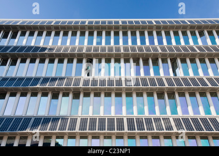 Pannelli solari su un edificio del campus della Northumbria University di Newcastle, Regno Unito. Foto Stock