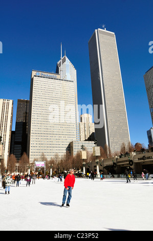 I pattinatori cerchio la pista di pattinaggio su ghiaccio in Millennium Park, l'edificio prudenziali, Prudential Plaza e il centro di Aon. Chicago, Illinois.USA. Foto Stock