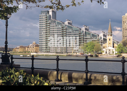 La facciata esterna del Tamigi Montevetro building in Battersea visto dal Chelsea embankment Foto Stock