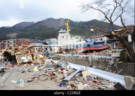 OFUNATO, Giappone (15 marzo 2011) un rimorchiatore è tra i detriti di Ofunato, Giappone, a seguito di una magnitudine 9.0 il terremoto e lo tsunami Foto Stock