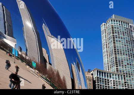North loop edifici dello skyline di riflessione su Cloud Gate scultura si fonde con una vera e propria vista la 55 E. Randolph Costruzione di Chicago, Illinois, Stati Uniti d'America. Foto Stock