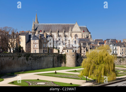 Le mura della città, giardini formali e Cattedrale di Vannes, Morbihan, in Bretagna, Francia Foto Stock