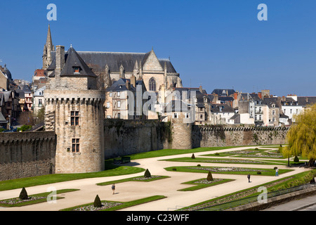 Le mura della città, il parco urbano giardini, Connetable Tower e Cattedrale di Vannes, Morbihan, in Bretagna, Francia Foto Stock