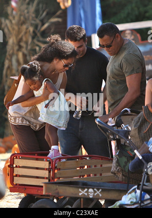 Laurence Fishburne, moglie Gina Torres e figlia Dalila Fishburne visita il sig. ossa Pumpkin Patch per selezionare una zucca per Foto Stock