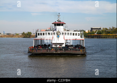 Una vettura in traghetto sul fiume Mississippi a New Orleans, Louisiana, Stati Uniti d'America. Foto Stock