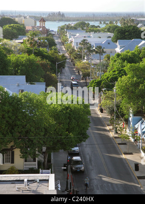 Guardando verso nord-ovest a Duval Street a Key West, Florida. Foto Stock