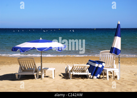 Ombrelloni e sdraio sulla spiaggia francese Foto Stock