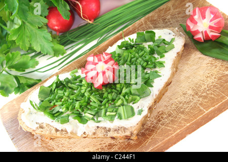 Aglio selvatico pane con crema di formaggio, aglio selvatico e erba cipollina Foto Stock