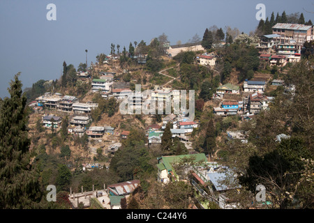 Case colorate sulle pendici collinari di Darjeeling, West Bengal, India. Foto Stock