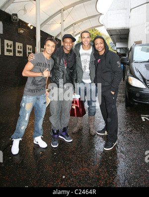 Aston Merrygold, Oritse Williams, Marvin Humes, Jonathan Benjamin Gill aka JB di JLS al di fuori di GMTV Studios di Londra - Inghilterra Foto Stock