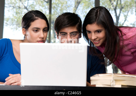 Gli studenti universitari con il computer portatile in classe Foto Stock