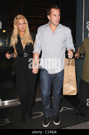 Paris Hilton e il fidanzato Doug Reinhardt lasciando "Boa' ristorante in West Hollywood e Los Angeles, California - 02.11.09 Foto Stock