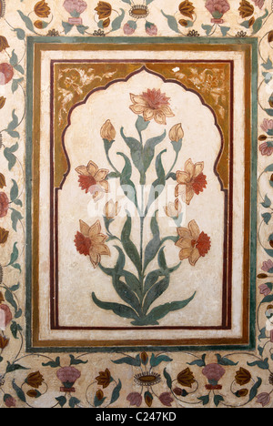 Ambra fortFlower decorazioni a Sheesh Mahal specchiata hall, Ambra Palace, a Jaipur, India Foto Stock