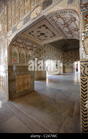 Specchio di fine e lavori in gesso in Sheesh Mahal specchiata hall, Ambra Palace, a Jaipur, India Foto Stock