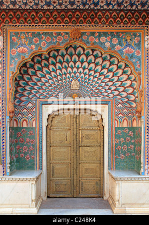 Lotus cancello in Pitam Niwas Chowk al City Palace Jaipur, Rajasthan, India Foto Stock