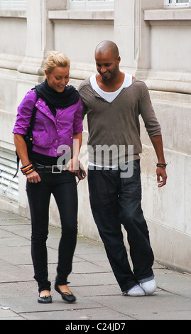 Ricky Whittle con la sua 'Strictly venire Dancing' professional partner di ballo Natalie Lowe, mettere in pratica i suoi mosse di danza sul Foto Stock