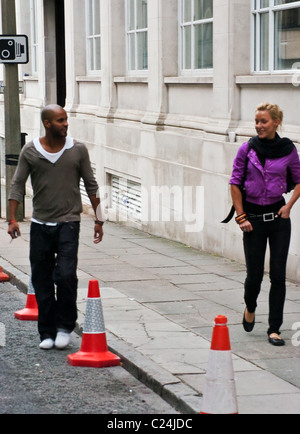 Ricky Whittle con la sua 'Strictly venire Dancing' professional partner di ballo Natalie Lowe, mettere in pratica i suoi mosse di danza sul Foto Stock