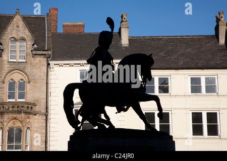 Statua di Carlo paletta William Stewart, Lord Luogotenente della Contea di Durham in silhouette, Piazza del Mercato, Durham Foto Stock