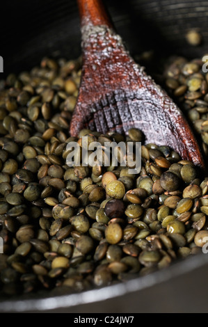 Foto di stock di lenticchie verdi in una padella. Foto Stock