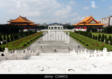 (L-R) il Teatro Nazionale, la Piazza della Libertà (anche Piazza della Libertà) grand storico con gate 5 arcate, National Concert Hall di Taipei City, Taiwan Foto Stock