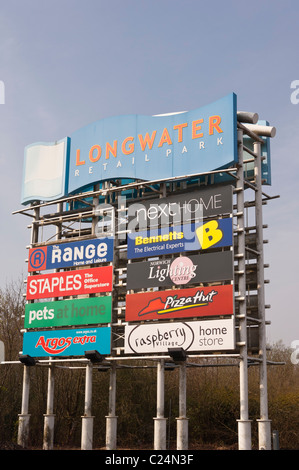 Memorizza i segni a Longwater Retail Park in Norwich , Norfolk , Inghilterra , Inghilterra , Regno Unito Foto Stock