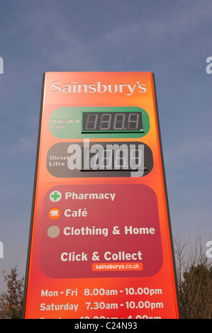 Prezzo benzina segno a Sainsburys stazione di riempimento in corrispondenza Longwater Retail Park in Norwich , Norfolk , Inghilterra , Inghilterra , Regno Unito Foto Stock