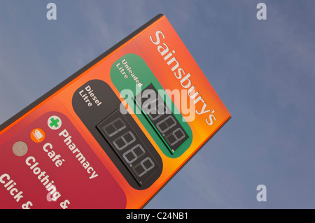 Prezzo benzina segno a Sainsburys stazione di riempimento in corrispondenza Longwater Retail Park in Norwich , Norfolk , Inghilterra , Inghilterra , Regno Unito Foto Stock