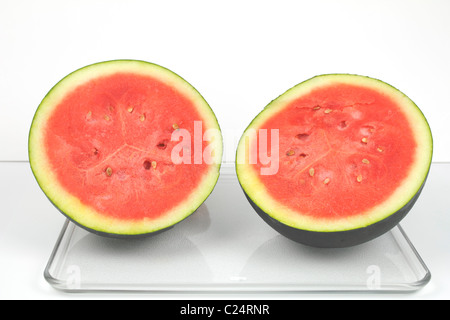 Un verde scuro anguria organico tagliato a metà. Foto Stock