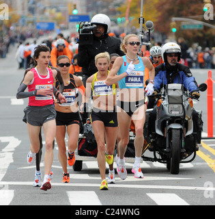 Paula Radcliffe, il record del mondo-titolare di finitura in 2:29:27 La ING New York City Marathon New York City, Stati Uniti d'America - 01.11.09 Foto Stock