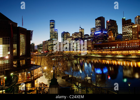 Lo skyline di Melbourne e le luci della città in uno dei Australia più prosperi piazzali, vista dal Southbank Foto Stock