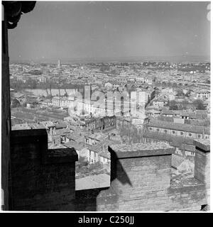 Degli anni Cinquanta, Francia. Vista aerea dal balcone del comune di Carcassoune in questo quadro storico da J Allan contanti. Foto Stock