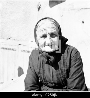 Degli anni Cinquanta, Francia. Ritratto di Francese antico donna seduta su un gradino in Carcassoune storico di questa fotografia di J Allan contanti. Foto Stock