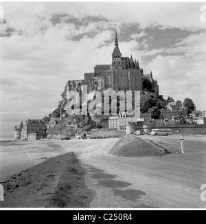 Francia, anni '50, storico, le Mont-Saint-Michel, Normandia, un'isola di marea e comune con l'abbazia, la controparte del Monte San Michele, Cornovaglia, Regno Unito. Foto Stock