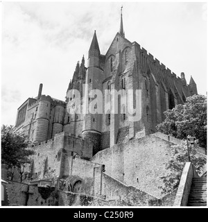 Francia, anni '50, storica, l'antica abbazia di le Mont-Saint-Michel, Normandia, costruito su un'isola, la controparte del Monte San Michele, Cornovaglia, Regno Unito. Foto Stock