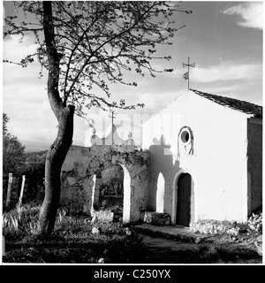 Degli anni Cinquanta, Grecia. Percorso e ingresso a una vecchia cappella sull'isola greca di Corfu in questa fotografia di J Allan contanti. Foto Stock