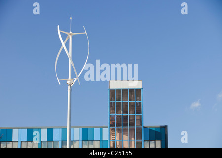 Una turbina eolica ad asse verticale nel campus della Northumbria University di Newcastle upon Tyne, Regno Unito. Foto Stock