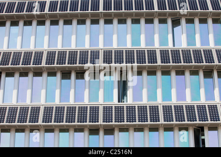 Pannelli solari su un edificio del campus della Università Northumbira, Newcastle upon Tyne, Regno Unito. Foto Stock