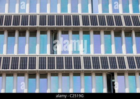 Pannelli solari su un edificio del campus della Università Northumbira, Newcastle upon Tyne, Regno Unito. Foto Stock